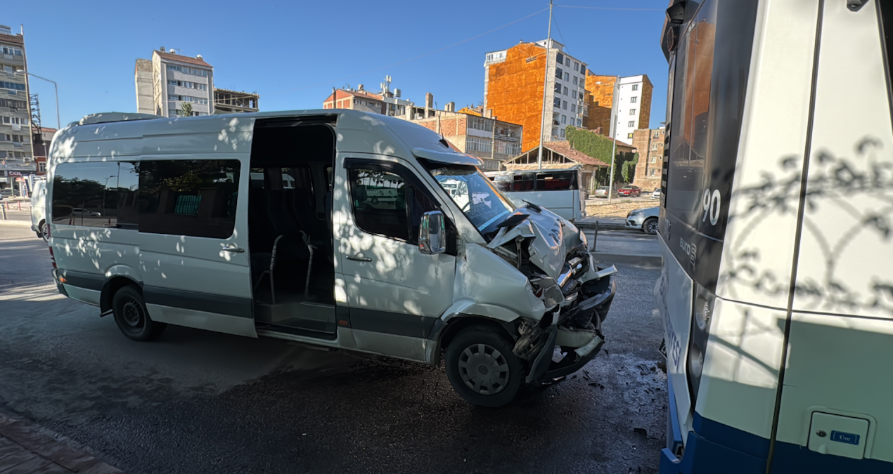 belediye otobusu minibuse carpti 8 kisi yaralandi 69vp5Gf4