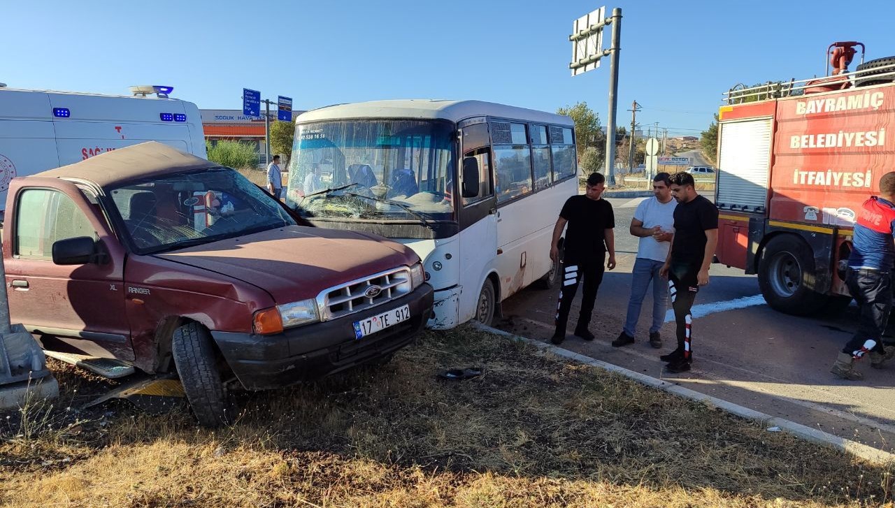 canakkalede isci servisi ile kamyonet carpisti bes yarali Ur1L9SWg