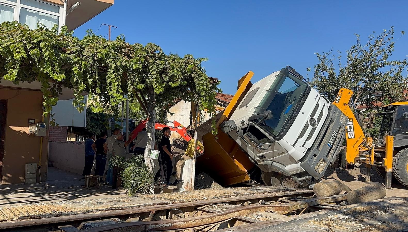 kum yuklu kamyon cukura dustu gZ9TGe4z