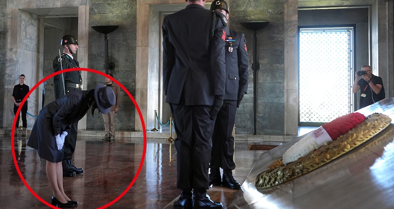 prenses atanin huzurunda saygiyla egildi Z5LR6g2w