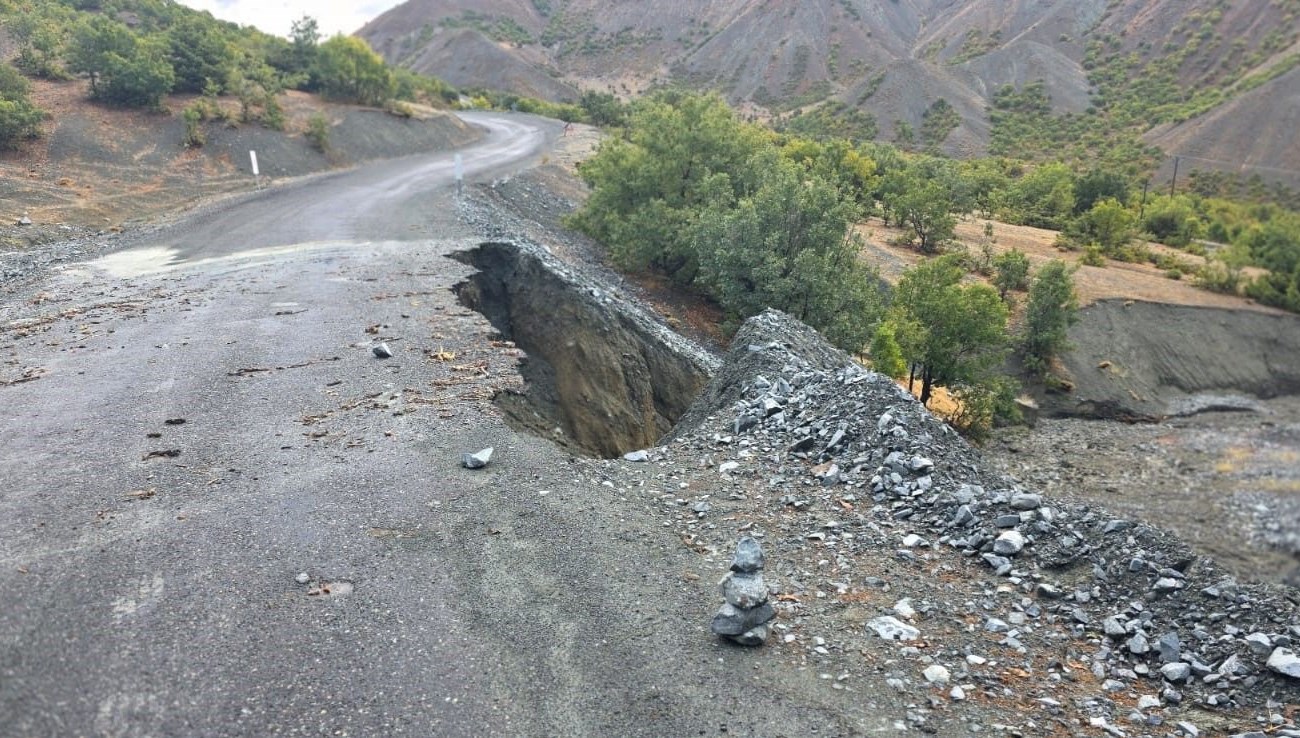 elazigda koy yolunda cokme YCP33kvM.jpg