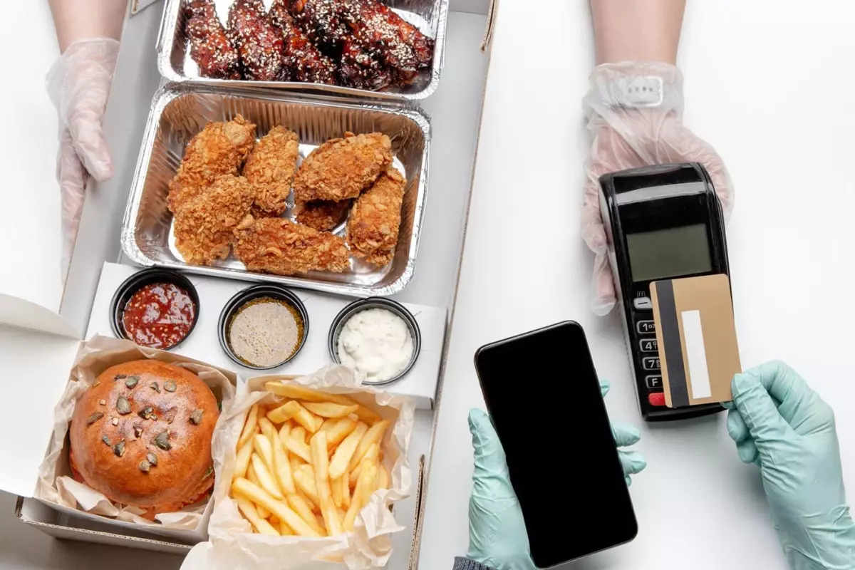 siparis uygulamasinin acigini buldu 2 yil bedava yemek yedi QAYgb3zO.jpg