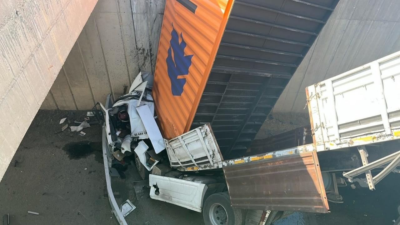 gaziantepte kamyonete carpan tir kopruden dustu 2 yarali LZXqQvYa.jpg