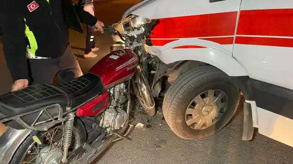 hastaneye yarali tasiyan ambulans motosikletle carpisti 1 yarali Vzxmkif4.jpg