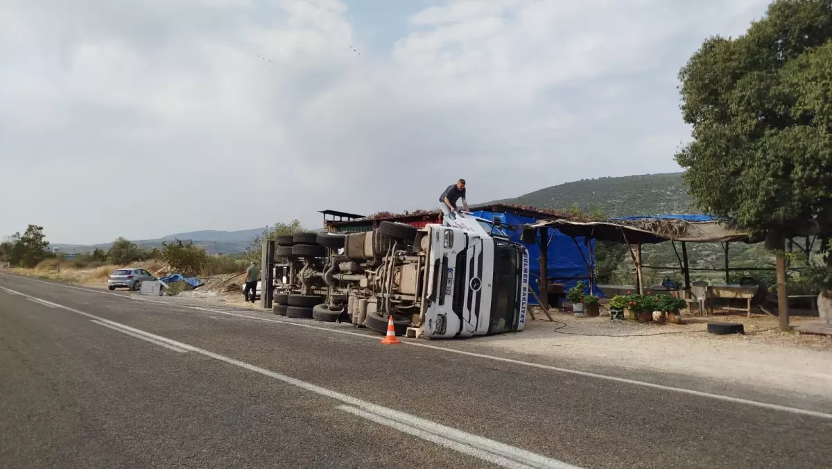 tarsusta kamyon devrildi sofor yaralandi bXKBa8nj.jpg