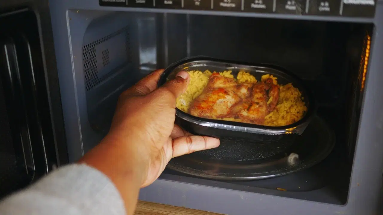 yiyecekleri mikrodalgada pisirmek besin degerlerini kaybetmesine neden olur mu qDlLWsl8.jpg