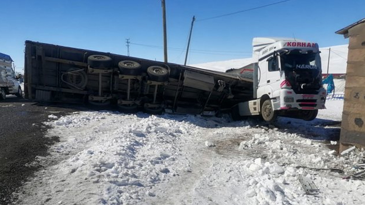 Kars’ta Tır Çamura Saplandı, Köylüler Kurtarma İçin Bir Araya Geldi