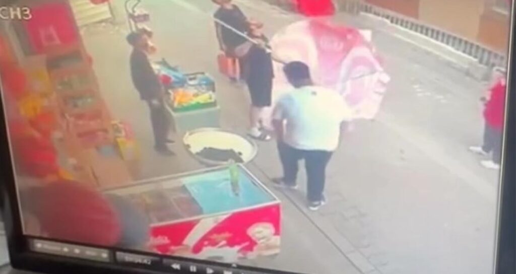 8’inci kattan düşen yavru kediyi şemsiyeyle kurtardı