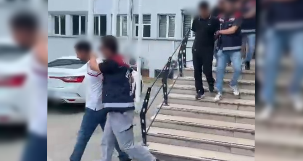 Burs vaadiyle dolandırıcılığa suç üstü! Polis mağdurun arkadaşı kılığına girdi