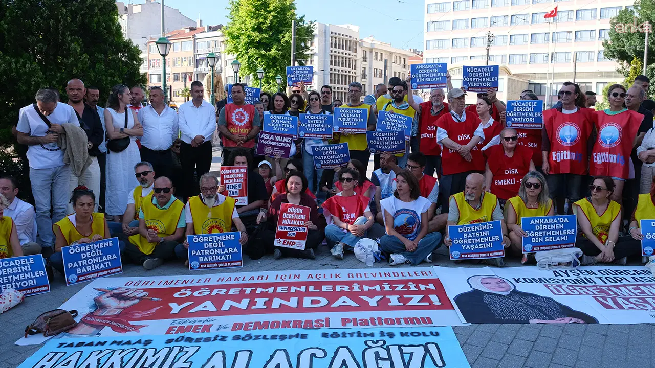 Eskişehir’de öğretmenlerden oturma eylemi: ‘Kaldırılan taban maaş hakkımızı tekrar istiyoruz’