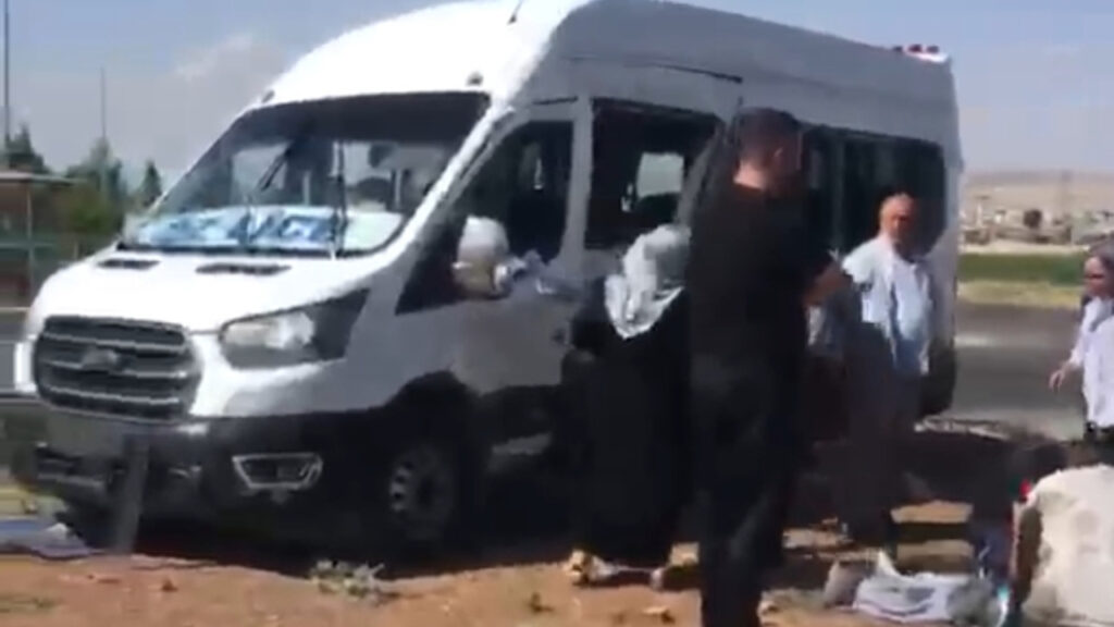 Para nakil aracı minibüs ile çarpıştı: 5 çocuk 15 kişi yaralandı