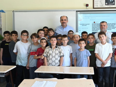 Konyada baskan altay hafizlik egitimi alan kursiyerlerle bulustu TDqCu3XC