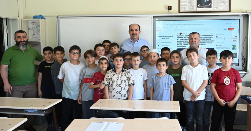 Konyada baskan altay hafizlik egitimi alan kursiyerlerle bulustu TDqCu3XC